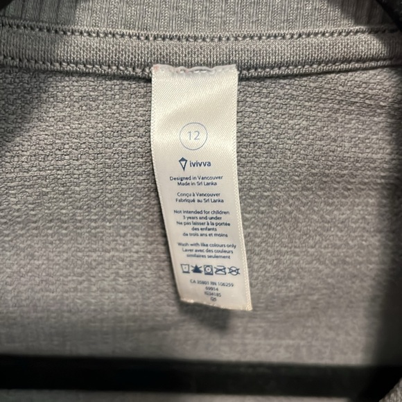 Ivivva shirt in beautiful grey print. - Picture 2 of 2